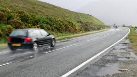 Сообраќајот на сите државни патишта се одвива тековно по влажни коловози