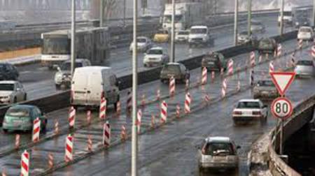 Сообраќајот на останатите државни патишта во Македонија се одвива без забрани, по наместа влажни коловози