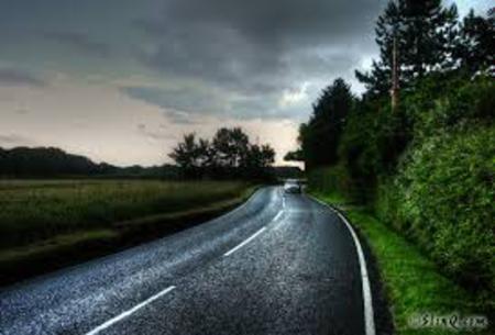 Сообраќајот на сите државни патишта се одвива тековно,без забрани и застои по влажни коловози