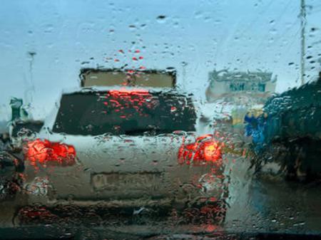 Сообраќајот на сите државни патишта се одвива тековно по претежно влажни коловози
