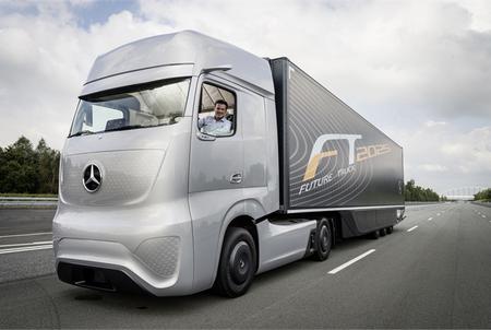 Немският автомобилен производител daimler очаква в близките седмици да получи разрешение за тестване на самоуправляващи се камиони по магистралите в Германия