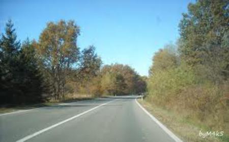 Сообраќајот на државните патишта во Македонија се одвива без забрани по суви коловози.