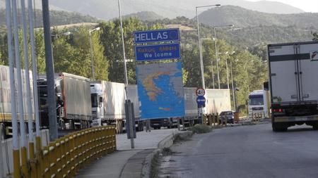 От Гранична полиция съобщават, че от 8.40 ч. тази сутрин (03 февруари 2016 г.) стачкуващите преди гръцкия пункт Промахон спряха пропускането на леки коли и автобуси.
