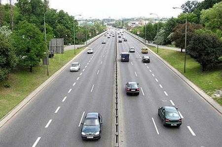 Сообраќајот на сите државни патишта се одвива тековно  по суви коловози