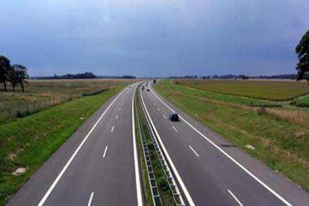 Сообраќајот на сите државни патишта се одвива тековно без забрани по претежно суви коловози