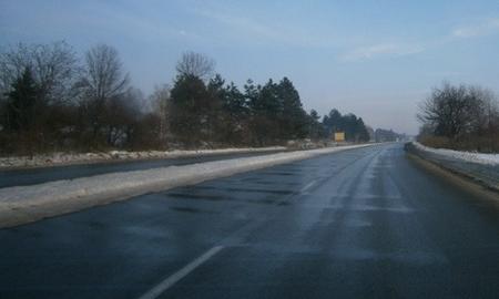 Пътните настилки в цялата страна са предимно мокри, заснежени, по усойните места заледени, почистени и обработени