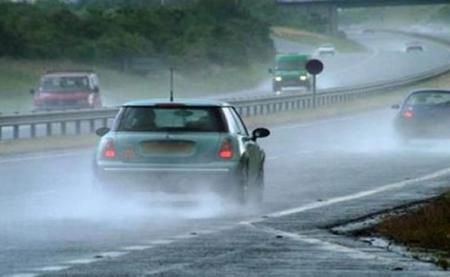 Сообраќајот на државните патишта се одвива по наместа влажни коловози.