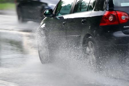 Сообраќајот на државните патишта се одвива по наместа влажни коловози