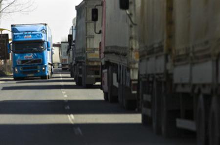 От 14.00 до 20.00 часа се спират камионите по най-натоваренитe пътища – две ще са лентите за влизащите в София през Владая