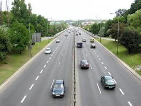 Интензитетот на сообраќајот на патните правци надвор од градските средини е умерен