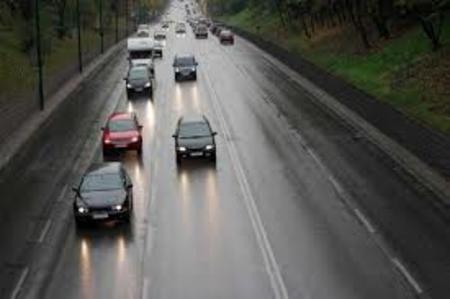 Сообраќајот на државните патишта се одвива по наместа влажни колово