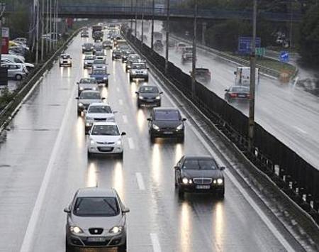 Сообраќајот на државните патишта се одвива по претежно влажни коловози, без забрани, застои и ограничувања.