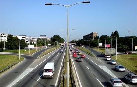 Интензитетот на сообраќај на патните правци надвор од градските средини е умерен
