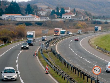 Сообраќајот на државните патишта се одвива по претежно суви коловози