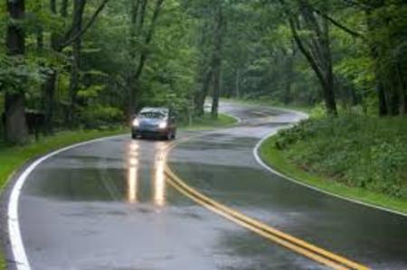 Сообраќајот на државните патишта се одвива непречено по наместа влажни коловози