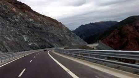 Zbog vjetra, zabrana je prometa za autobuse na kat, vozila s kamp-prikolicama i motocikle... zbog vjetra, zabrana je prometa za autobuse na kat, vozila s kamp-prikolicama i motocikle...