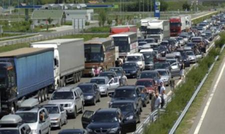 Na zagrebačkoj obilaznici (A3) na čvoru Ivanja Reka u smjeru Bregane kolona je oko 2 km, zbog radova na mostu Sava, a na čvoru Kraljevečki Novaki (A4) u smjeru Zagreba kolona je i zastoj zbog prometne nesreće. na zagrebačkoj obilaznici (a3) na čvoru ivanja reka u smjeru bregane kolona je oko 2 km, zbog radova na mostu sava, a na čvoru kraljevečki novaki (a4) u smjeru zagreba kolona je i zastoj zbog prometne nesreće.