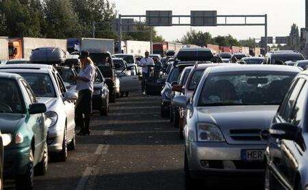 Zbog pojačanog prometa na zagrebačkoj obilaznici (A3) između čvorova Kraljevački Novaki i Ivanja Reka, pred zonom radova na čvoru Ivanja Reka u smjeru Zagreba, vozi se u koloni od oko 2 km. zbog pojačanog prometa na zagrebačkoj obilaznici (a3) između čvorova kraljevački novaki i ivanja reka, pred zonom radova na čvoru ivanja reka u smjeru zagreba, vozi se u koloni od oko 2 km.