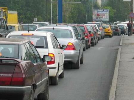 Na zagrebačkoj obilaznici kolona vozila pred zonom radova na čvoru IVANJA REKA u smjeru Bregane duga je oko 1 km. na zagrebačkoj obilaznici kolona vozila pred zonom radova na čvoru ivanja reka u smjeru bregane duga je oko 1 km.