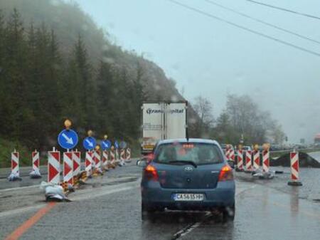 Na autocesti A1 između čvora BRINJE i tunela BRINJE u smjeru Dubrovnika zbog prometne nesreće vozi se uz ograničenje brzine 40 km/h jednim trakom. na autocesti a1 između čvora brinje i tunela brinje u smjeru dubrovnika zbog prometne nesreće vozi se uz ograničenje brzine 40 km/h jednim trakom.