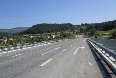 Zbog olujnog vjetra za sav promet zatvoreni su: zbog olujnog vjetra za sav promet zatvoreni su: