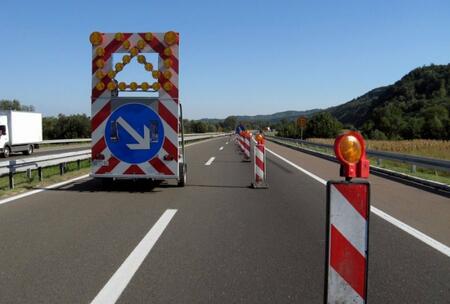 Zbog prometne nesreće na 81.+500 km autoceste A4 Goričan-Zagreb između čvorova Sveta Helena i Popovec u smjeru Zagreba vozi se suženim kolnikom uz ograničenje brzine 60 km/h. zbog prometne nesreće na 81.+500 km autoceste a4 goričan-zagreb između čvorova sveta helena i popovec u smjeru zagreba vozi se suženim kolnikom uz ograničenje brzine 60 km/h.