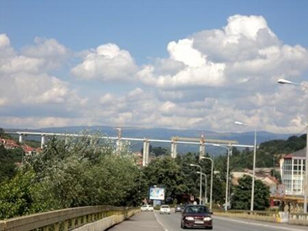 Vremenski uvjeti u većem dijelu zemlje povoljni su za vožnju. vremenski uvjeti u većem dijelu zemlje povoljni su za vožnju.