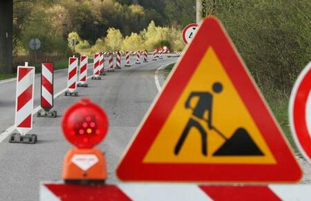 Na dionicama cesta gdje su u tijeku radovi prometuje se sporije, pa vozače molimo za oprezniju vožnju i poštivanje privremene regulacije prometa na dionicama cesta gdje su u tijeku radovi prometuje se sporije, pa vozače molimo za oprezniju vožnju i poštivanje privremene regulacije prometa