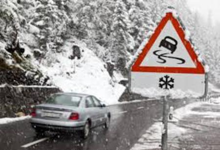 Сообраќајот на сите државни патишта се одвива тековно по претежно влажни коловози, а на планиските превои во западна Македонија со остатоци од снег