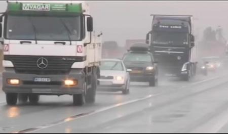 Сообраќајот на државните патишта се одвива по влажни коловози.