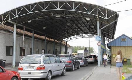 На граничните премини, од македонска страна, нема подолги задржувања за влез и излез од државата.