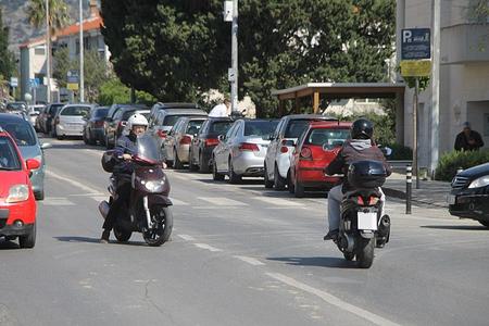 uz povoljne vremenske uvjete u prometu je i dalje svakodnevno veliki broj biciklista, mopedista i motociklista
