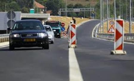 На магистралниот пат Струмица – Дабиле во тек е поставување на сообраќајна сигнализација по што ќе се воведе времена измена на режимот на сообраќај.