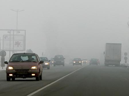 Поради појава на магла на патот Катланово - Велес видливоста е намалена од 50 до100м.