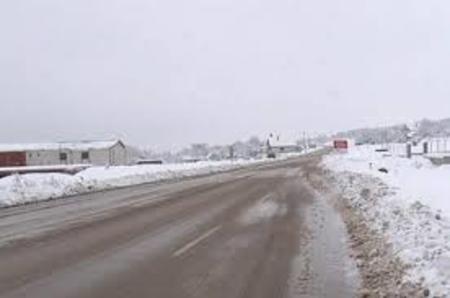 Сообраќајот на државните патишта се одвива по влажни коловози, наместа со остатоци од кашест снег по интервенција на дежурните екипи на ЈП Македонијапат.