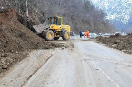 Битола известува дека поради изведување на градежни работи, поточно санација на свлечиште (одрон) на регионалниот пат Р1102, делница Велес-Градск