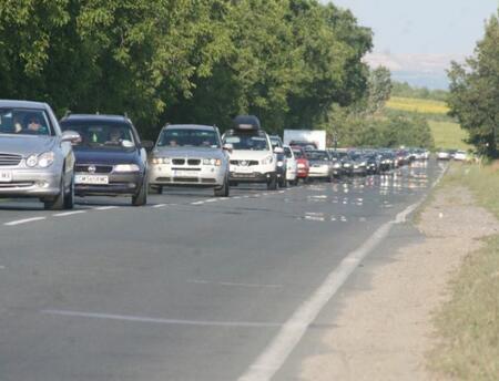 До 18 ч. днес движението от 9-ти км до 11-ти км на АМ "Тракия" в посока Бургас се осъществява в изпреварващата лента