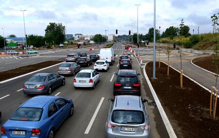 Временно движението при км 63 на АМ "Хемус" в посока София се осъществява в активната лента