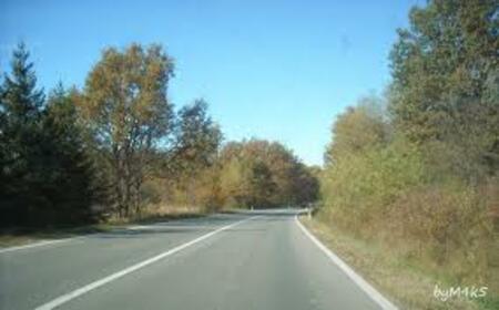 СОСТОЈБА: Сообраќајот на државните патишта се одвива по претежно суви коловози.