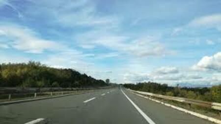 СОСТОЈБА: Сообраќајот на државните патишта се одвива непречено, по претежно суви коловози.