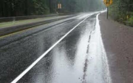 СОСТОЈБА:Сообраќајот на државните патишта се одвива непречено, по влажни коловози.