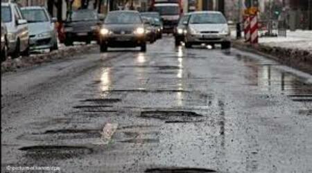 СОСТОЈБА: Сообраќајот на државните патишта се одвива по наместа влажни коловози.