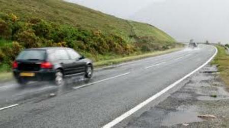 СОСТОЈБА: Сообраќајот на државните патишта се одвива непречено, по наместа влажни коловози.