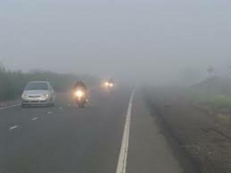 СОСТОЈБА: Сообраќајот на државните патишта се одвива непречено, по наместа влажни коловози. Снег врне во Маврово и на планиските премини Буково и Стража.