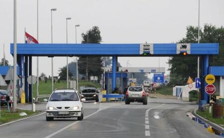 На граничните премини, од македонската страна нема подолги задржувања за влез и за излез од државата