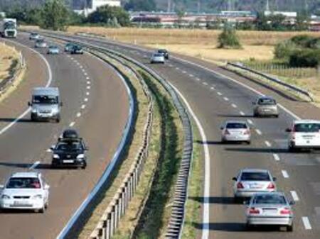 СОСТОЈБА: Сообраќајот на државните патишта се одвива непречено, по суви коловози.