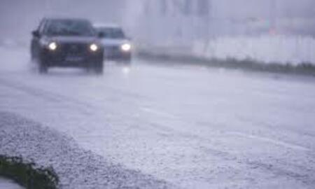 Сообраќајот на државните патишта се одвива непречено, по наместа влажни коловози